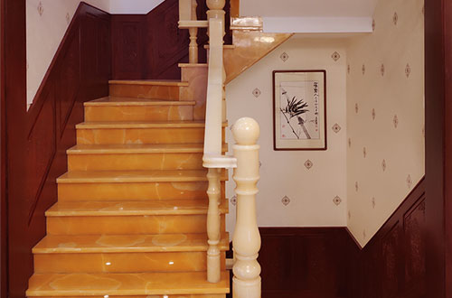 扬中中式别墅室内汉白玉石楼梯的定制安装装饰效果
